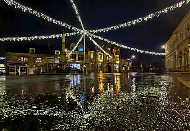 istock Christmas street scene 2253049613