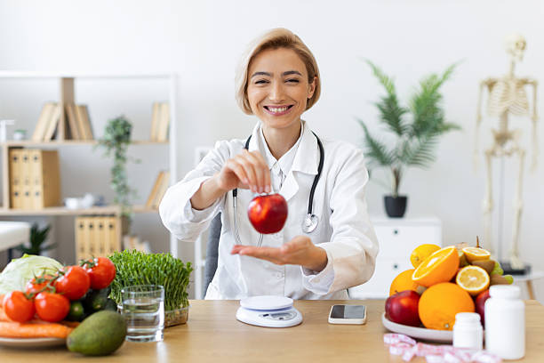 istock Dietitian Recommending Healthy Eating 2253085986
