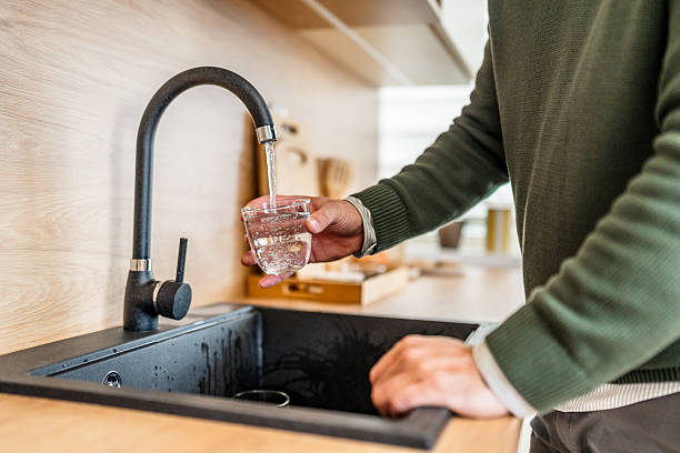 istock Man filling glass with fresh tap water 2253136708