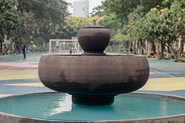 Non-functioning fountain in city park