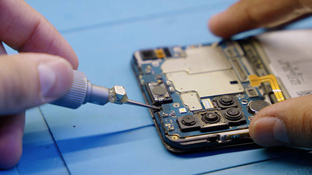 istock Master checking internal parts of a disassembled smartphone. 2253222139