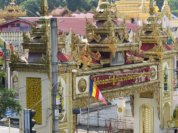 Botahtaung Monastery in Yangon, Myanmar.JPG