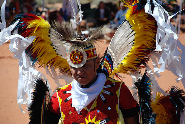 A Pow Wow is a gathering of Native American origin. It is above all a celebration of coming together. Today, Pow Wows are an expression of Native American identity with dance competitions and demonstrations in traditional costumes. Here we are in Page, Arizona, with very few 'pale faces'.