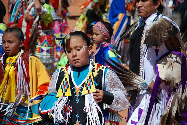 A Pow Wow is a gathering of Native American origin. It is above all a celebration of coming together. Today, Pow Wows are an expression of Native American identity with dance competitions and demonstrations in traditional costumes. Here we are in Page, Arizona, with very few 'pale faces'.