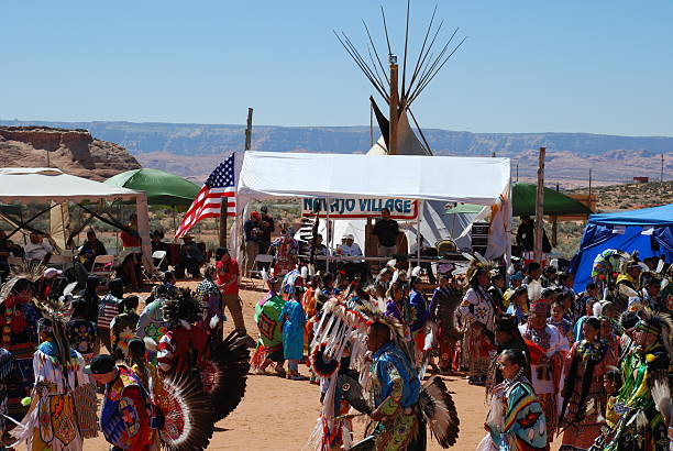 A Pow Wow is a gathering of Native American origin. It is above all a celebration of coming together. Today, Pow Wows are an expression of Native American identity with dance competitions and demonstrations in traditional costumes. Here we are in Page, Arizona, with very few 'pale faces'.