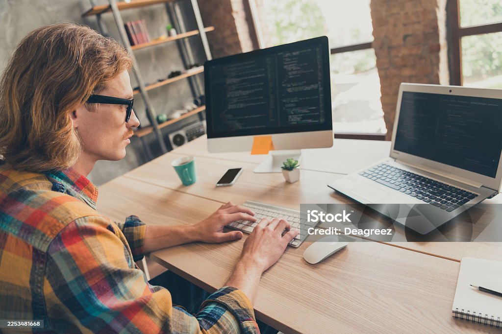 Profile side photo of young man typing keyboard coder programmer computer screen cyberspace virtual indoors - Royalty-free 30-34 Yaş Stok görsel Profile side photo of young man typing keyboard coder programmer computer screen cyberspace virtual indoors - Royalty-free 30-34 Yaş Stok görsel