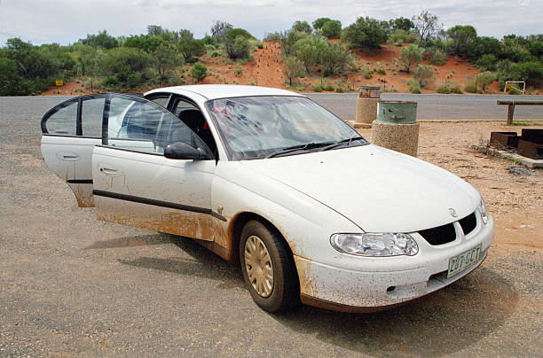 Historical photo from December 2001: A white Holden Commodore from the VT series (1997 to 2000) on a country road in the Australian Outback.
