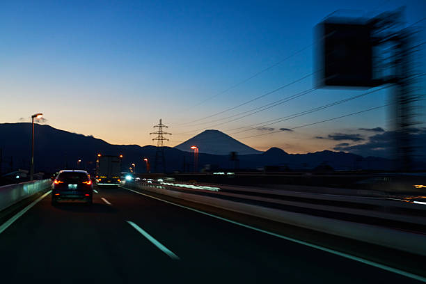 Amidst the flow accelerating toward the end of the day, Mount Fuji stands unchanged, like a signpost warmly watching over all those hurrying on their journey.