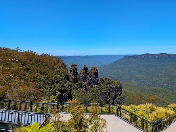Watching the Blue Mountain at Echo Point Lookout