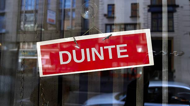 istock closed sign in Scottish Gaelic 2254401965