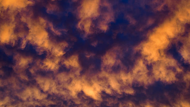 istock Ciel orange pendant le coucher du soleil 2254581084