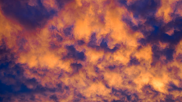 istock Ciel orange pendant le coucher du soleil 2254581095