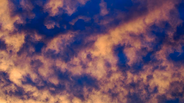 istock Ciel orange pendant le coucher du soleil 2254581096