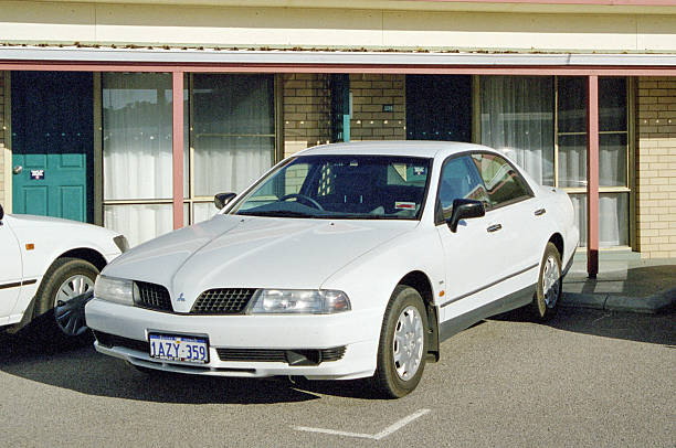 Historical photograph from 2001: A white Mitsubishi Magna Executive V6 (third generation, built from 1996) manufactured by Mitsubishi Motors Australia in Tonsley Park, South Australia, in a parking lot in Monkey Mia.