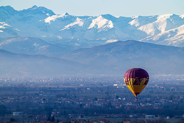 Near Mondovì, in Piedmont, an annual hot air balloon gathering is held in early January. After takeoff, they wander through the sky above the plain surrounded by snow-capped mountains, where the wind carries them. Here is a solitary wanderer of the winter sky.
