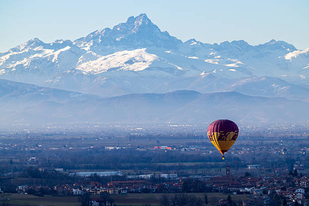 Near Mondovì, in Piedmont, an annual hot air balloon gathering is held in early January. After takeoff, they wander through the sky above the plain surrounded by snow-capped mountains, where the wind carries them. Here is a solitary wanderer of the winter sky, in front of Moviso.