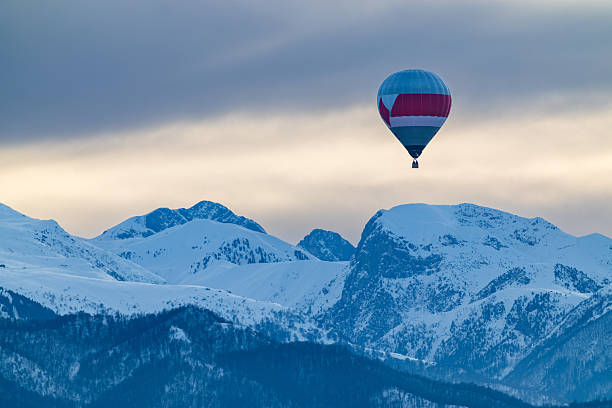 Near Mondovì, in Piedmont, an annual hot air balloon gathering is held in early January. After takeoff, they wander through the sky above the plain surrounded by snow-capped mountains, where the wind carries them. Here is a solitary wanderer of the winter sky.