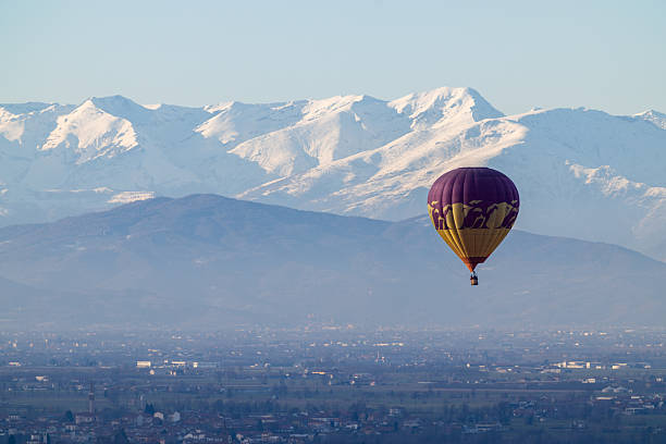 Near Mondovì, in Piedmont, an annual hot air balloon gathering is held in early January. After takeoff, they wander through the sky above the plain surrounded by snow-capped mountains, where the wind carries them. Here is a solitary wanderer of the winter sky.