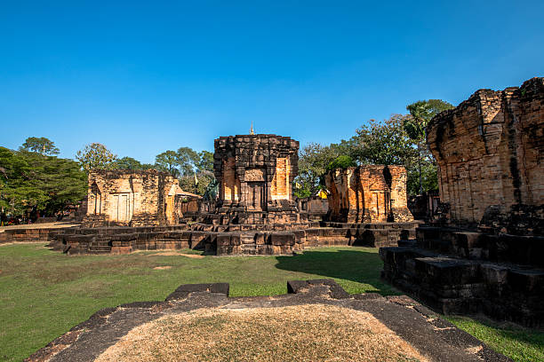 istock Prasat Wat Sa Kamphaeng Yai 2255474773
