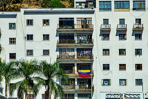 El Silencio is located in the very center of the city of Caracas, surrounded by government offices and ministries.