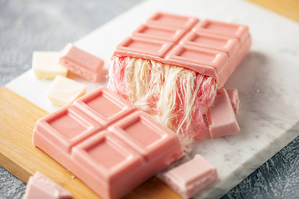 Pink chocolate stuffed with a layer of white and pink pismaniye. Trendy sweets