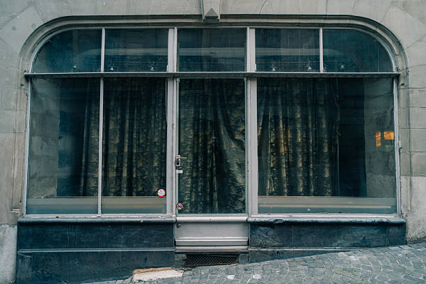 Commercial space with a 'for sale' (se vende) sign in Spain