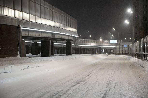 A snow cyclone covered the city, snow on the roadway