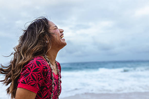 A woman takes her friends to the beach to enjoy