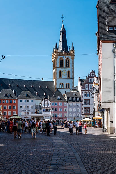 Trier, Deutschland - 10. August 2025: Hauptmarkt Square with many restaurants and pubs at beautiful weather