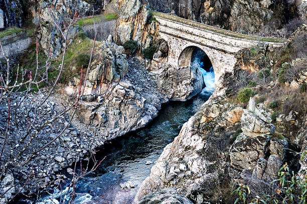 Puente sobre el rio Lozoya en la Presa del Villar Sierra Norte. Maddrid.