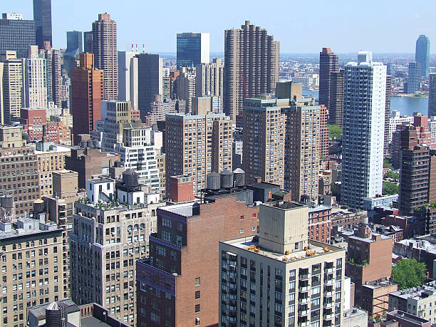 In 2006, the 33rd floor of a landmark building was completely gutted, offering 360º views of lower midtown Manhattan.