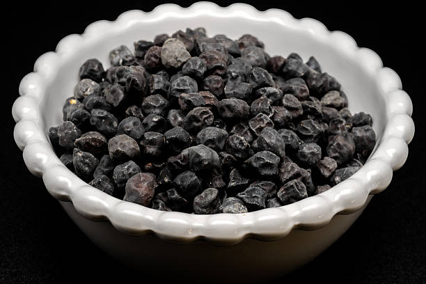 Black chickpeas are an ancient and prized variety of legume, small, dark and wrinkled, rich in fiber, iron, proteins and antioxidants and are more aromatic and flavorful than white chickpeas.