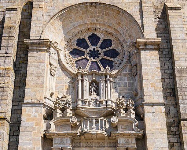 The imposing Porto Cathedral, dating back to the 12th century, with a baroque style that was given to it in the 17th and 18th centuries: the portal still conserves the medieval rose window.