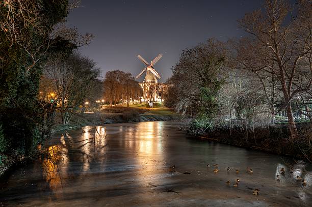 Winter night shot of the Wallanlagen in Bremen.