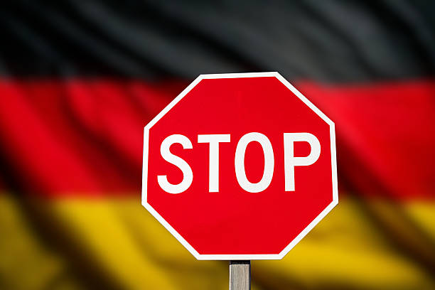 Flagge von Deutschland und ein Stoppschild