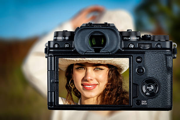 Close-up view of a digital camera showing a woman's portrait on the camera screen during an outdoor photo shoot. Concept of photography, content creation, visual storytelling, portrait photography, creative work and modern imaging technology. Suitable for photography education, camera equipment marketing, creative industry, social media content and visual communication projects.