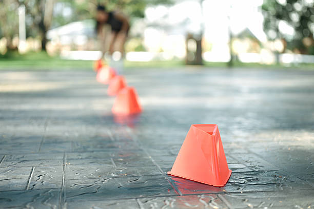 Red rubber cones will be placed on the Rollerblades practice field to practice balance, rotation and control of athletes' movements. The positions of the rubber cones may be rotated according to the teaching sequence.
