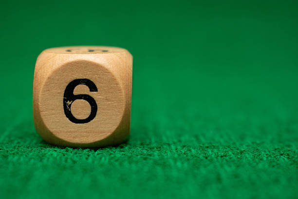 Conceptual still life photography featuring numbers, tools, containers and everyday objects arranged on a green background. The composition represents themes such as order, process, planning, construction, industry, education and abstract concepts. Ideal for business presentations, educational materials, tutorials, infographics, manuals, technology, DIY projects and creative marketing content.