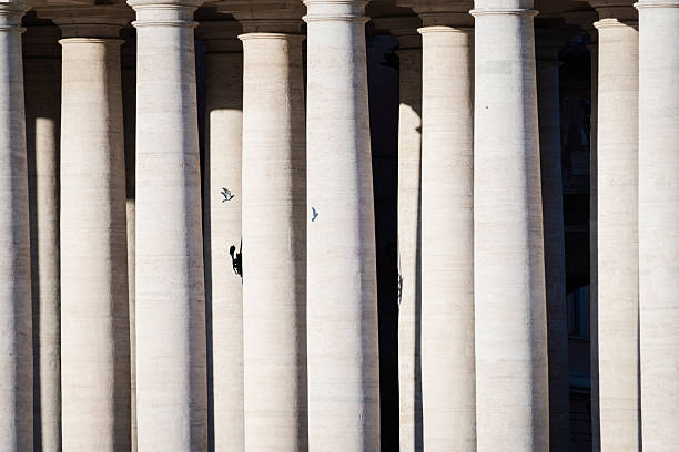 Located on the edge of Rome's historic center, of which it is a symbol, the square is part of the independent state of Vatican City and is bordered by the Italian border. Through the Borgo district to the east, the main entrances are from Via di Porta Angelica or Via della Conciliazione.