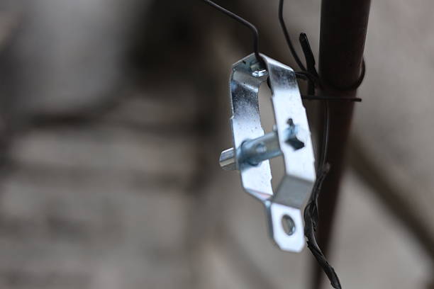 Mechanical element to stretch the fence wire, wire tensioner