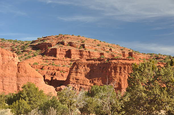 From Los Alamos (New Mexico), the road of Jemez Trail winds through time and magnificent landscapes: red cliffs, steep canyons, pine forests, an incredible volcanic caldera... She makes a loop of 200 kilometers, passes in front of the pueblo of Jemez and crosses the village of Jemez Springs.