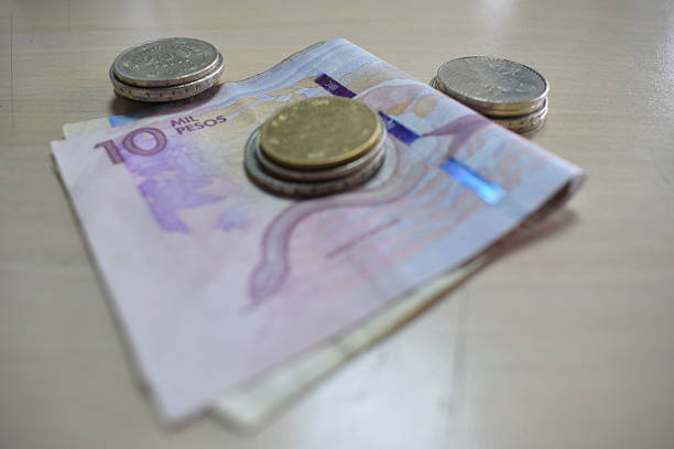 Billetes: pesos colombianos y monedas.