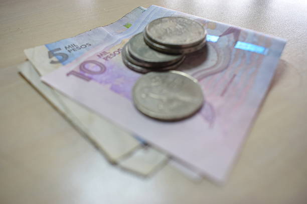 Billetes: pesos colombianos y monedas.
