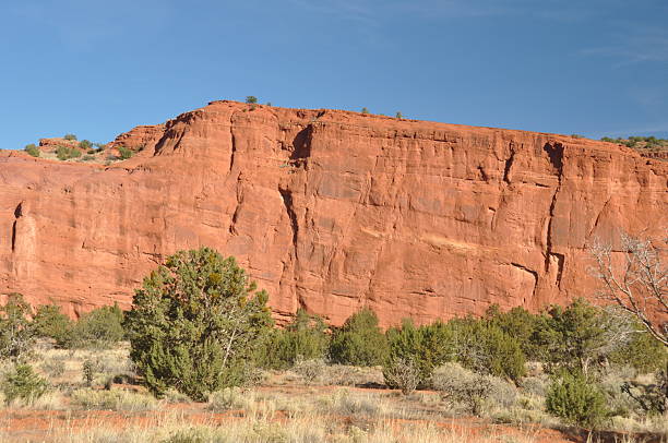 From Los Alamos (New Mexico), the road of Jemez Trail winds through time and magnificent landscapes: red cliffs, steep canyons, pine forests, an incredible volcanic caldera... She makes a loop of 200 kilometers, passes in front of the pueblo of Jemez and crosses the village of Jemez Springs.
