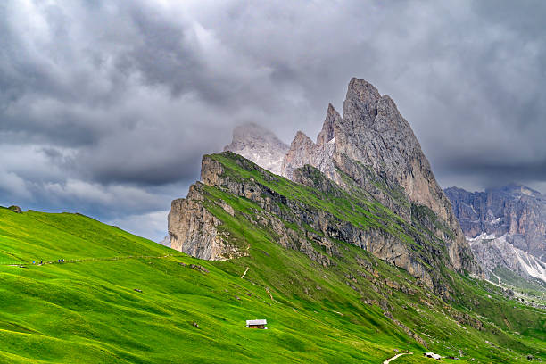 It is located in the western part of the Dolomites and has an altitude between 1680 m above sea level and 2350 m above sea level. It extends for 52 km² between Val Gardena to the north, the Sassolungo Group to the northeast and Sciliar. massif to the south, which with its unmistakable profile represents one of the most famous symbols of all the Dolomites. From here it is possible to admire other mountain ranges such as the Sella Group, the Seceda, the Catinaccio and the Marmolada.