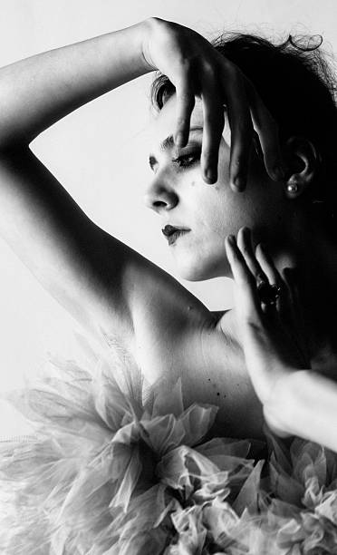An iconic still moment between contemporary dance and performative body art.