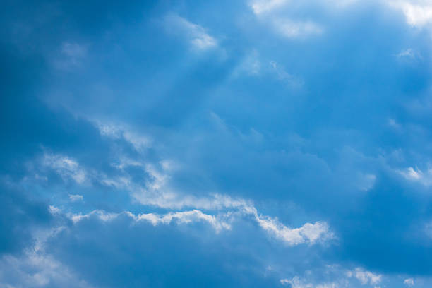 Resolving cirrus clouds in sky