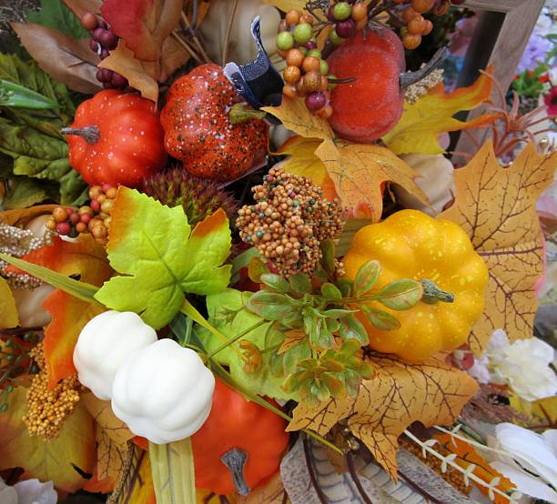 I photographed artificial flowers made up of vegetables and various plants that give the feeling of autumn harvest.