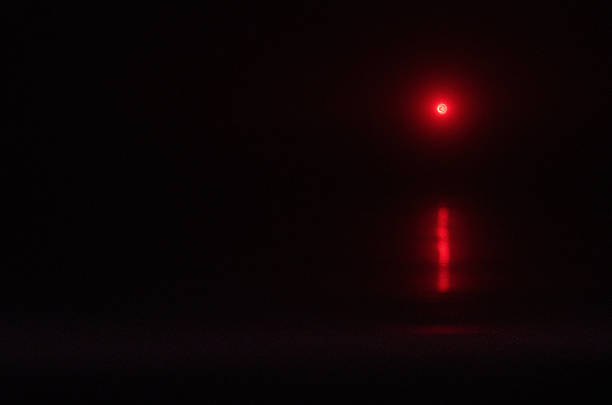Ein Warnlicht bei Dunkelheit auf dem Bodensee