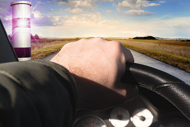 Ein Mann fährt ein Auto und wird wegen zu hoher Geschwindigkeit von einem Blitzer erfasst